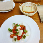 アンティカ オステリア マジカメンテ - ミルク・パンとカプレーゼ