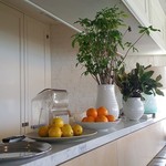 bills - 白を基調とした店内