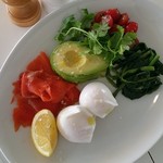 bills - サーモン、ポーチドエッグ、アボガド、ほうれん草のソテー、プチトマトのマリネ、パクチー