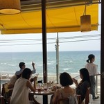 bills - 店内から海が見えます