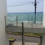 bills - 階段の通路から見た海