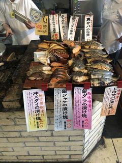 h Kaisen Shokudou Okudosan - 店に入ってすぐのところの魚達