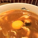 味奈登庵 - 迷わず玉子をインポート♡  
      丼の底に沈めて、最後のオタノシミに。
      アシアシのつゆのおかげで、黄身がほどよく温まりトロトロに。
      白身もほどよく固まり、さながら温泉玉子の雰囲気。