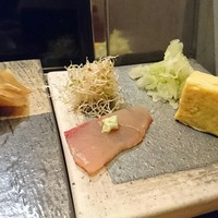 築地青空三代目 大名古屋ビルヂング店 - カンパチ醤油漬け、熱々出汁巻き卵、生姜、セロリ