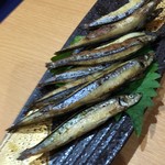 小料理 石蕗 - きびなごは醤油を軽くぬって。本場は鮮度がいいから美味い