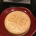 わいん食堂 Chez とし - お通し(最中ですが、和菓子ではありません(๑˃̵ᴗ˂̵)