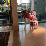 MIDTOWN GRILL -RESTAURANT - 牛の親子が美味しそうに並んでお出迎え