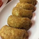 かつぎや - 揚げ餃子です　焼餃子のほうが好みですが偶にいただくと印象的な美味しさです