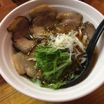 かつぎや - お摘みにしたい焼豚を締めのラーメンに入れてもらいました　美味しいなぁ・・・