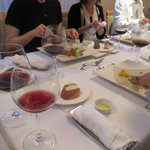 アバ - ワイン会、お酒好きの会話が飛び交う