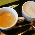 グラッチェガーデンズ - ドリンクバーの「カプチーノ」と「カフェラテ」。