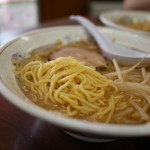 ラーメン専門 つるや - 麺は醤油ラーメンと同じくスープによく絡む