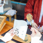 ゑびや商店 あわび串屋台 - 【屋台】あわび串は袋に入れてお渡しします。