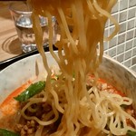 重慶厨房 - 麺は中太やや縮れ