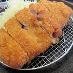 分厚いトンカツはボリューム満点♪