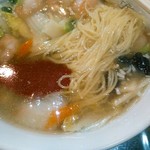中国料理 四川彩館 - つるつるの中華麺。鶏がらなのかな、塩清湯。