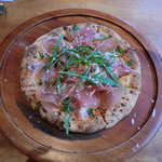 trattoria  quattro - 生ハムとルッコラのピザ（＋400円）