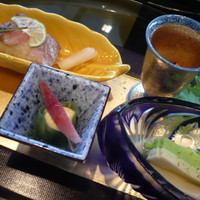 日本料理 初海 - 海老と海月の昆布巻き、塩雲丹・清川豆腐、牛サーロイン炙り寿司、無花果風呂炊き