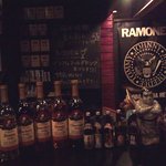 酒場 モンキー場 - カウンターの酒