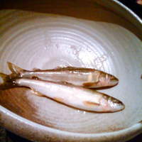 旬房 - 鮎　上が天然物だそうです。