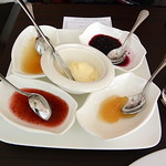 カフェアロンジ - クロテッドクリームとジャム4種、メープル