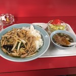 ロビン飯店 - 豚肉の細切りご飯にはスープとミニサラダが付く