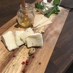 TAPAS&GRILL BACCHUS - ハチミツを添えたチーズ盛り合わせ （カマンベール、ゴルゴンゾーラ、パルメジャーノ）