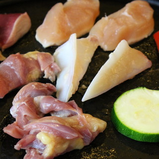 在石板上烤的烤鸡肉串是名产。鸡肉使用的是兵库县产的晨绞鸡。