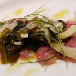 ファリナモーレ - ◆地魚とワカメのマリネ 地魚(イサキ)・ワカメ・セロリ・岡ひじき を 酢・塩・オリーブオイル・ワインに香味野菜で纏めた逸品でした！
