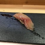 熟成寿司専門店 優雅 - 4日熟成のいさきの握り。