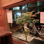 興 - 店先の植栽は、さりげなく季節感を醸し出し･･･