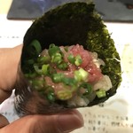 熟成寿司専門店 優雅 - 中落ちの手巻き寿司。
      美味し。