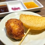 多幸屋3組 - 串揚げ「たこクリームコロッケ」(350円)「淡路玉ねぎ」(150円)。お好みで、ソース、ワイン塩、ポン酢をつけていただく。