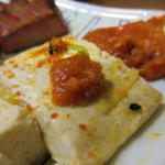 酒蔵 力 - 辛味噌を豆腐につけて