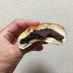 カンテボーレ - 十勝小豆の粒あんぱんの断面