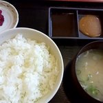 焼肉処 まるます家 - ご飯の量は値段変わらず、小・中・大と選べます！写真は中です♡お代わりは100円です♬