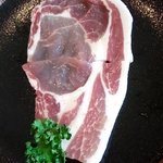 焼肉処 まるます家 - 地養豚♬1枚180円　下味(塩)付いてます♬全く臭み無しのめちゃ旨豚肉です！食べなきゃ損(^_-)ν