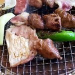 焼肉処 まるます家 - コロっとしてるのが豚サガリ…イイ感じに焼けてきました(•ө•)♡