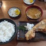 丸高食堂 - カンパチのカマの定食