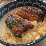 うなぎ亭 友栄 - お茶碗の上にも鰻がスタンバイしてるとか幸せ過ぎる