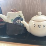 うなぎ亭 友栄 - 左から山椒、醤油、鰻のタレ