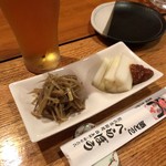 Sakedoko Berabou - お通し（ゴボウとウド）＆生ビール