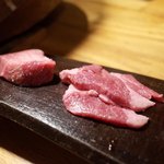 焼肉旬やさい ファンボギ - USアンガス牛と飛騨牛の長期熟成タン食べ比べ