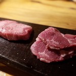 焼肉旬やさい ファンボギ - USアンガス牛と飛騨牛の長期熟成タン食べ比べ