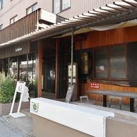 トゥーランドット 臥龍居  - お店はウッディな感じの外観で、ちょっとリゾートっぽい雰囲気でイイ感じです！
