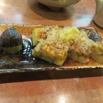 なが富 - 焼きナス３５０円。

大きな茄子を丸ごと焼いてくれました、チョイ飲みにちょうどいい料理ですね。
