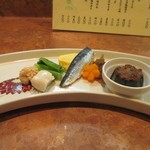 なが富 - 先ずはカウンターに先出しが運ばれました。

これだけでお酒は随分のめそうですよね。