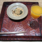お料理 佐藤 - 蜜柑ジュースと蓬餅(熱々で黄粉も美味しい、粒餡入り)