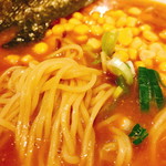 屋台赤道ラーメン - 「みそラーメン（720円）」に「コーントッピング（100円）」麺アップ