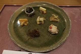 Waketagami - 前菜盛合せ：山うどの味噌和え 大根の醤油漬け 筍の木の芽和え 茎若布の山椒和え いかなごの釘煮 おから 燻製チーズ1